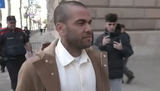 Daniel Alves comparece ao tribunal de Barcelona após pagamento de fiança