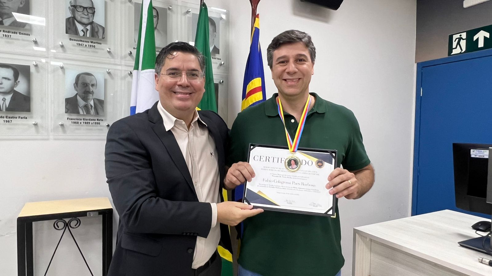 Dr. Victor Rocha entrega Medalha do Mérito Educativo para Médico Docente, Dr. Fábio Colagrossi
