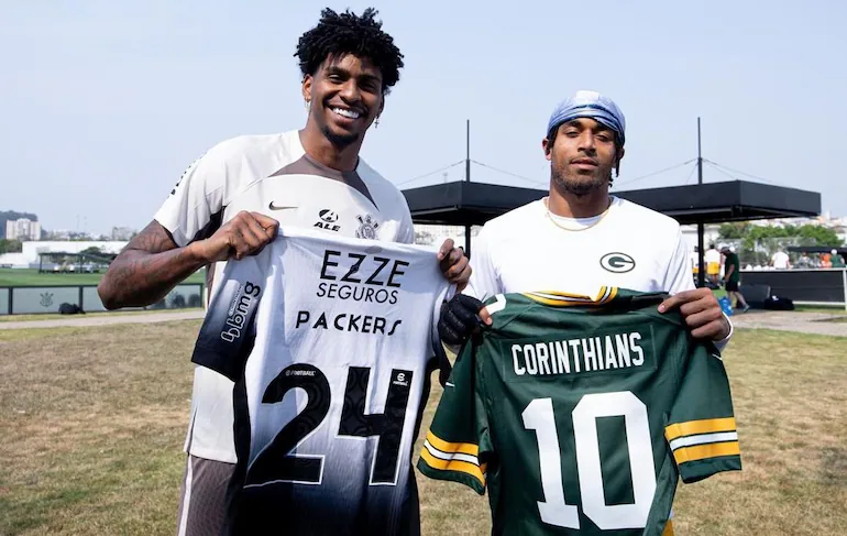 Corinthians recebe camisa verde de time da NFL e é zoado pelo Palmeiras