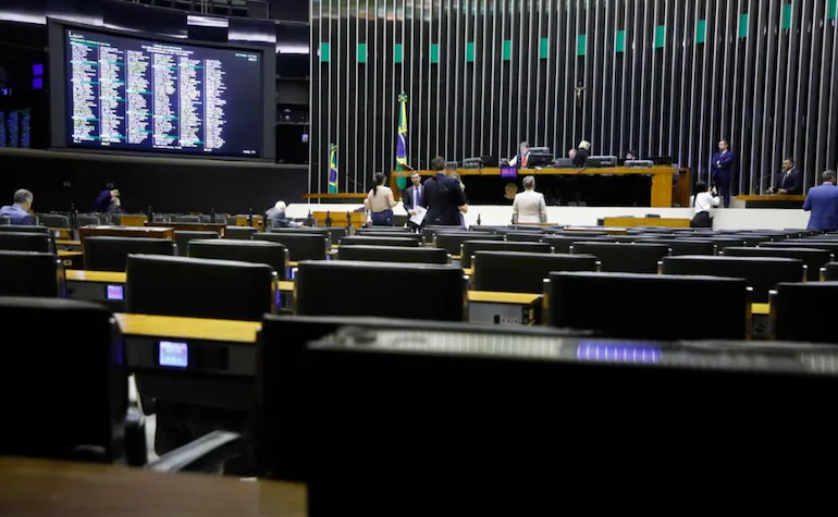 Câmara exige presença de deputados em Brasília no pré-feriado